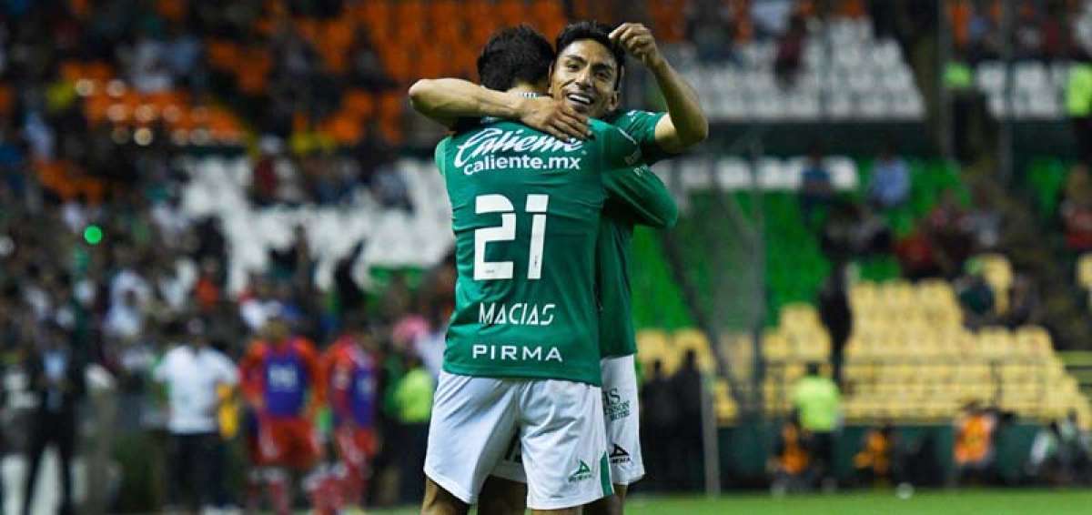 Mena (de frente) festejando uno de sus goles.