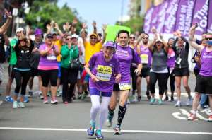 Una sonriente Harriette Thompson, de 92 a&ntilde;os y 65 d&iacute;as, fue saludada por decenas de asistentes al completar el marat&oacute;n 26 millas (42 km) en 7 horas, 24 minutos y 36 segundos. FOTO: http://media.rtl.fr