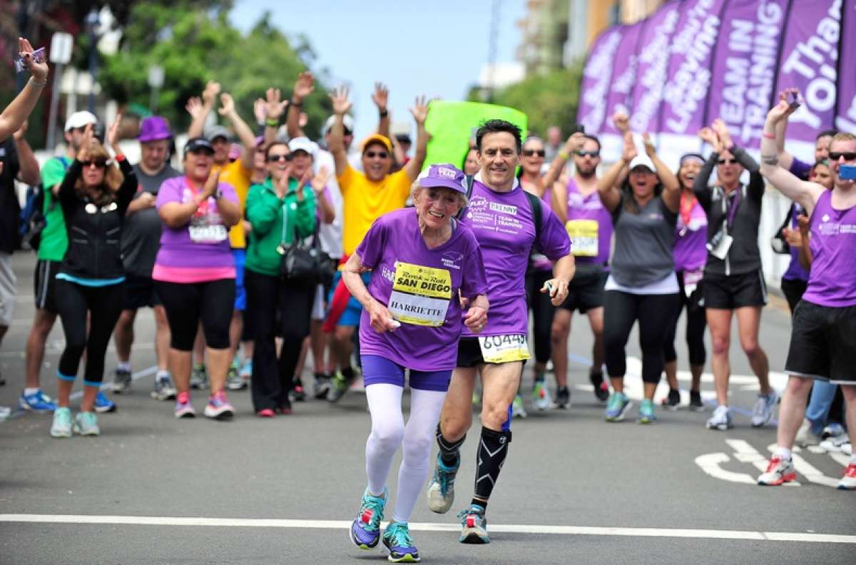 Una sonriente Harriette Thompson, de 92 a&ntilde;os y 65 d&iacute;as, fue saludada por decenas de asistentes al completar el marat&oacute;n 26 millas (42 km) en 7 horas, 24 minutos y 36 segundos. FOTO: http://media.rtl.fr