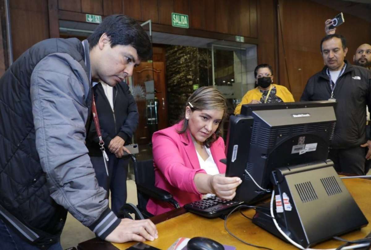 Después de entregar su documentación, los asambleístas registran su huella en la curul.