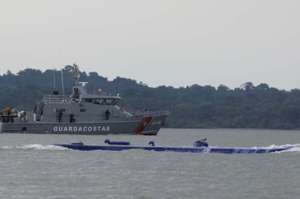 La nave fue trasladada con la fuerza de su propio motor y resguardada por lanchas del Comando de Guardacostas (Coguar) hasta el muelle de esa instituci&oacute;n, ubicado en la Base Naval Sur, en Guayaquil. Foto: Cortes&iacute;a
