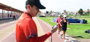 Julio Chuqui dirige un entrenamiento en la pista Miraflores, en Cuenca. All&iacute; prepara a unos 25 marchistas que sue&ntilde;an con llegar al alto rendimiento.