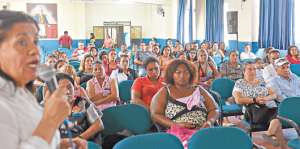 En los cursos familiares, las orientadoras ense&ntilde;an que los padres son las manos derechas de los maestros. Foto: Jos&eacute; Mor&aacute;n / El Tel&eacute;grafo