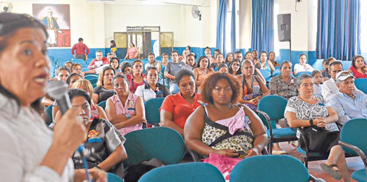 En los cursos familiares, las orientadoras ense&ntilde;an que los padres son las manos derechas de los maestros. Foto: Jos&eacute; Mor&aacute;n / El Tel&eacute;grafo