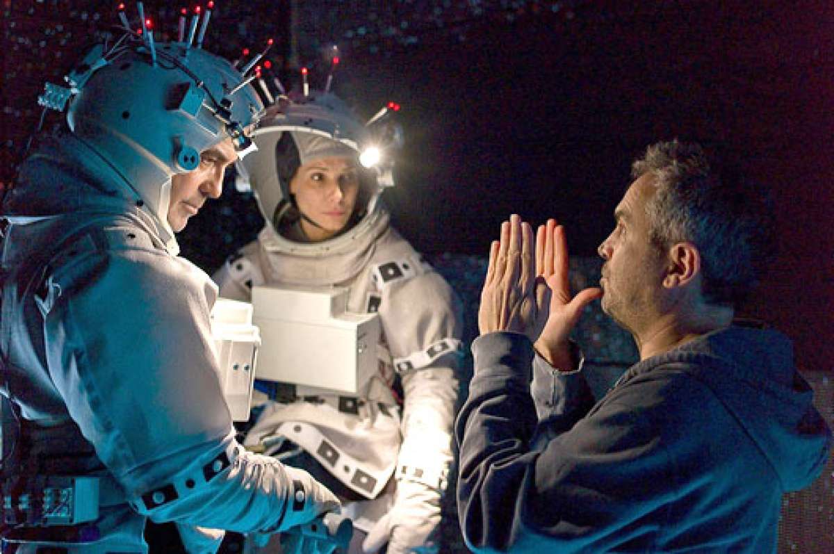 Cuar&oacute;n en el rodaje de Gravity, dando instrucciones a George Clooney y Sandra Bullock. Foto: Internet