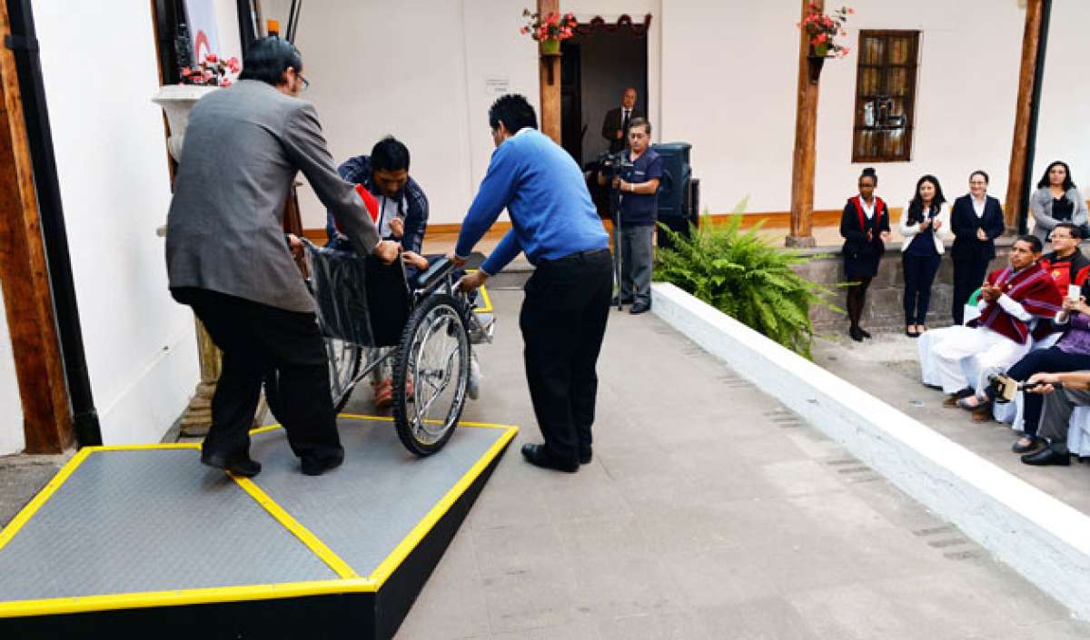 Personas con problemas de movilidad del Conadis y del Centro de Atenci&oacute;n Integral El Peral, agradecieron al Alcalde por la habilitaci&oacute;n del sistema de rampas. Foto: Roberto Ch&aacute;vez / El Tel&eacute;grafo