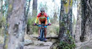 Joana C&oacute;rdova durante un descenso en el Parque Metropolitano. Su meta es destacar en un mundial. Foto: &Aacute;lvaro P&eacute;rez / El Tel&eacute;grafo