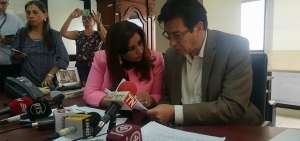 La fiscal provincial Patricia Morej&oacute;n y el ministro de Educaci&oacute;n, Fander Falcon&iacute;, trataron denuncias.