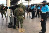 Autoridades decomisan armas en la Terminal Quitumbe del Trole y la Ecovía