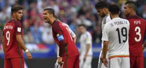 Cristiano Ronaldo (c) se mostr&oacute; ofuscado en una de las opciones fallidas de gol de Portugal en el partido contra los centroamericanos.