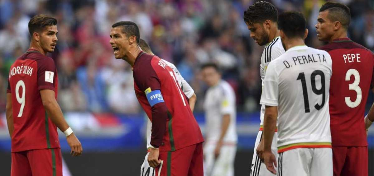 Cristiano Ronaldo (c) se mostr&oacute; ofuscado en una de las opciones fallidas de gol de Portugal en el partido contra los centroamericanos.