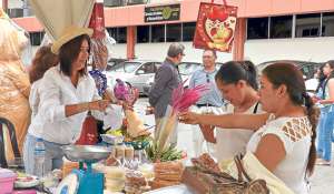 Ramona Garc&iacute;a es un ejemplo de emprendedores con discapacidad, cuyo negocio tiene &eacute;xito. Ella vende productos t&iacute;picos de Chone. Archivo / El Tel&eacute;grafo