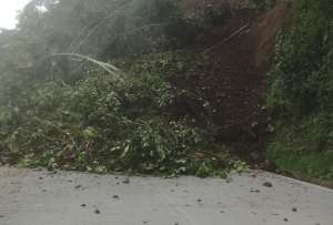  El derrumbe oblig&oacute; al cierre de la v&iacute;a mientras maquinaria trabaja en la zona.
