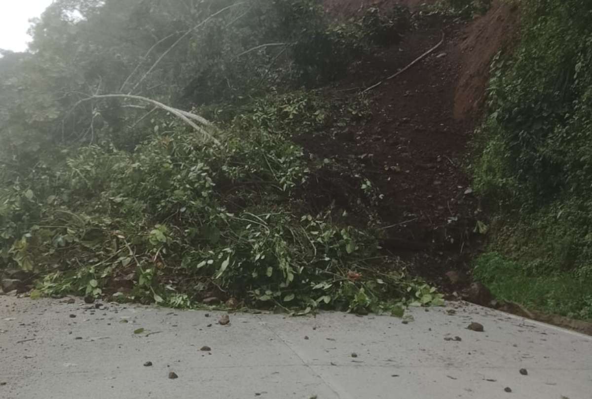  El derrumbe oblig&oacute; al cierre de la v&iacute;a mientras maquinaria trabaja en la zona.