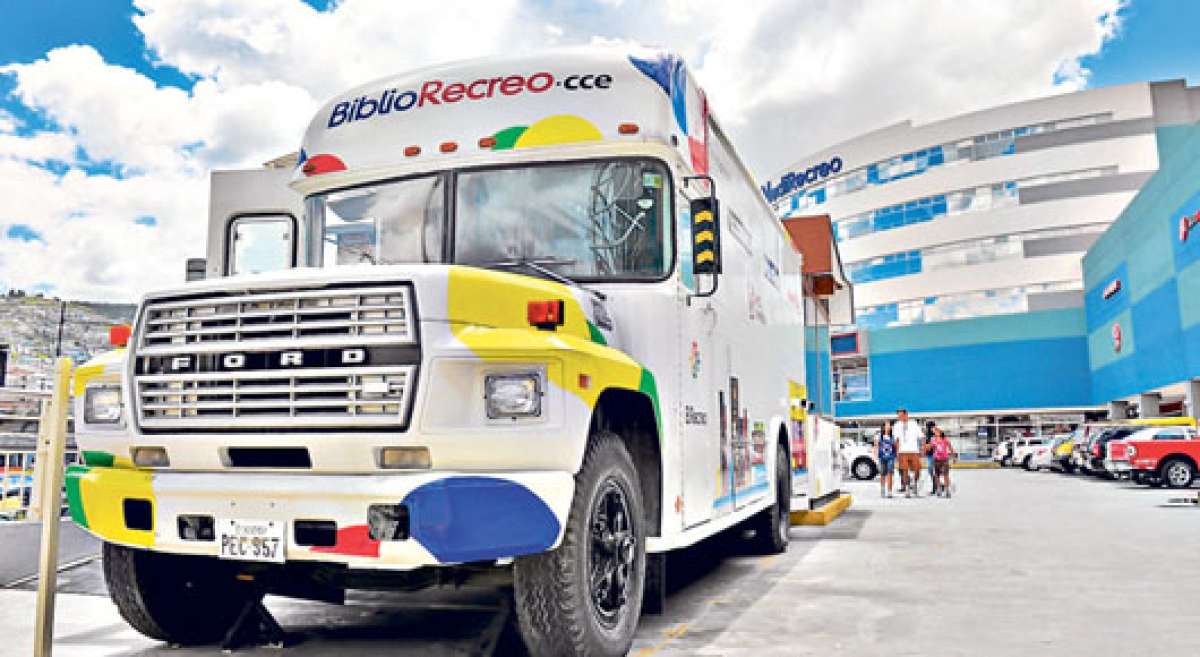 El espacio se fund&oacute; en el centro comercial El Recreo, en abril de 2014. Actualmente Adriano Valarezo es el librero que conduce la rotaci&oacute;n de los t&iacute;tulos disponibles. Foto: Archivo/El Tel&eacute;grafo