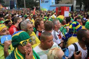 Hinchas brasile&ntilde;os y alemanes llenaron el Fan Fest de la FIFA ubicado en la playa de Copacabana en R&iacute;o de Janeiro. Foto: EFE