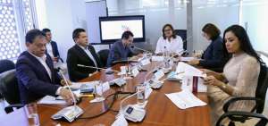 La presidenta de la Comisi&oacute;n, Elizabeth Cabezas (centro), reconoci&oacute; que el mecanismo para selecci&oacute;n de autoridades genera mayor discrepancia.