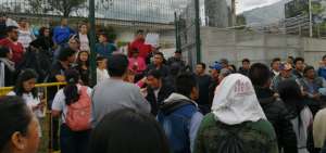 En la Fiscal&iacute;a General del Estado, una veintena de polic&iacute;as resguarda tras vallas en las aceras. Y el paso est&aacute; cerrado en la Seis de Diciembre.