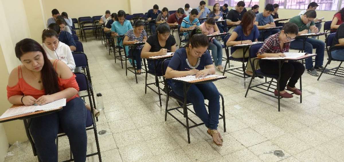 Estudiantes y profesionales de Medicina, Enfermer&iacute;a y Odontolog&iacute;a rinden examen