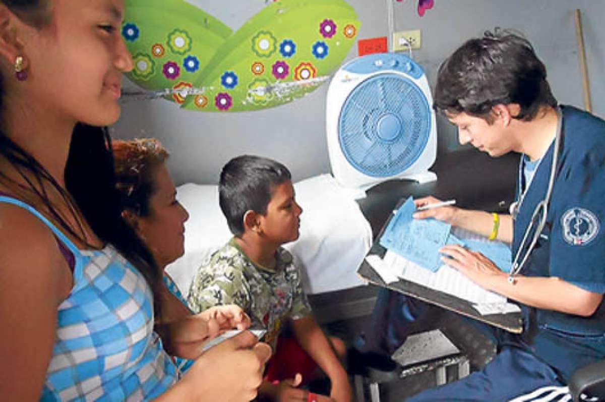 El Gobierno de Ecuador solicit&oacute; a su par de Cuba el env&iacute;o de m&eacute;dicos para apoyar al sistema de salud. Foto: Cortes&iacute;a