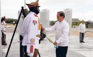El canciller de Ecuador, Ricardo Pati&ntilde;o, coloca una ofrenda floral en la Plaza de la Revoluci&oacute;n en La Habana, Cuba. Foto: Cortes&iacute;a