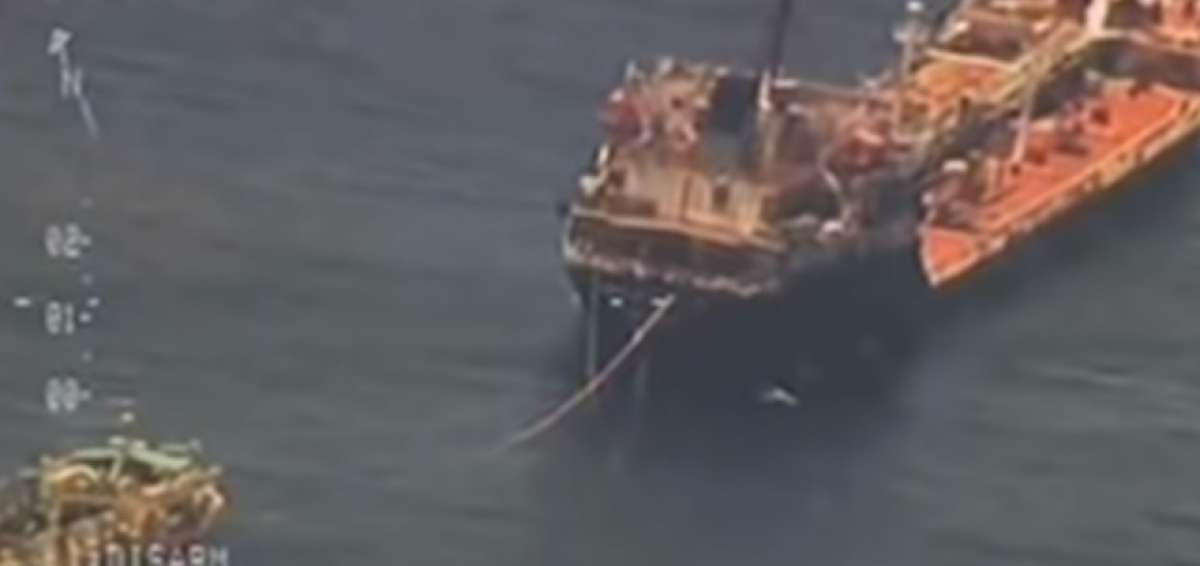 Un petrolero de bandera ecuatoriana, el "Mar&iacute;a del Carmen IV", es el que abastece de combustible a los pesqueros chinos.