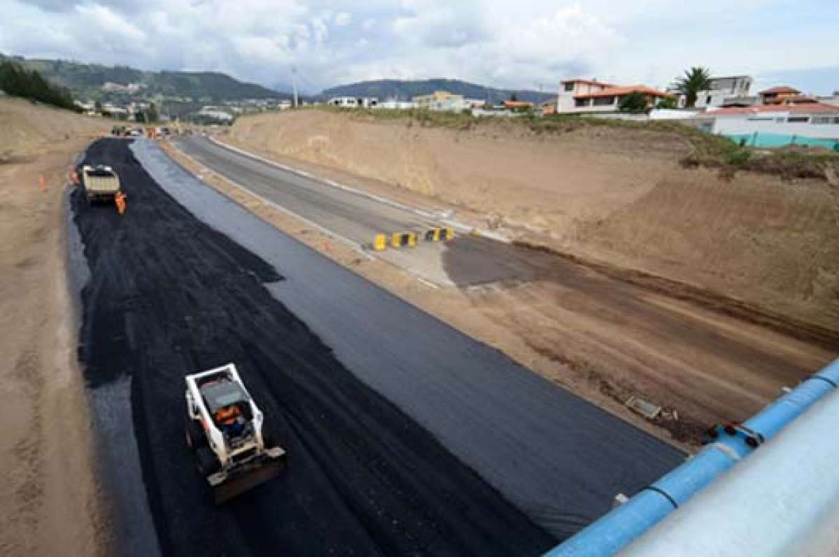 El tramo de la Ruta Viva que une al sector de La Primavera con el puente del r&iacute;o San Pedro contin&uacute;a en construcci&oacute;n. Foto: Santiago Aguirre