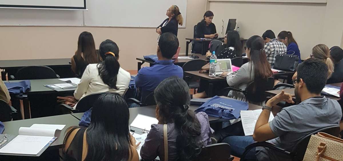 Los rendimientos de la inversi&oacute;n p&uacute;blica en Ecuador los expuso ayer Teresa Llerena Guevara (de pie), catedr&aacute;tica de la Universidad T&eacute;cnica de Quevedo.