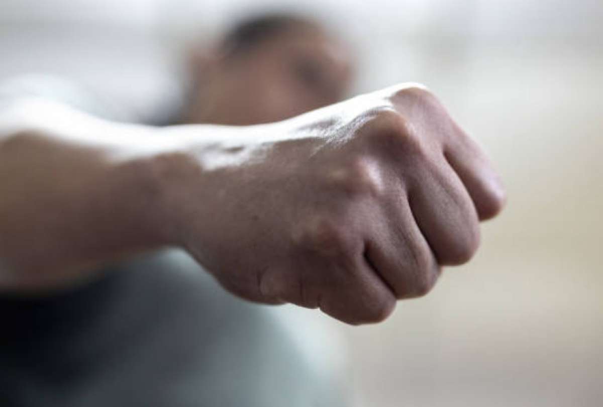 Un estudiante fue agredido violentamente en los exteriores de un plantel educativo en Quito.