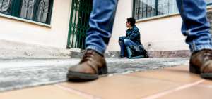 En un sector del norte de Quito, dos ciudadanos colombianos buscan trabajo puerta a puerta. Ellos a&uacute;n no tienen el estatus de refugiados, son solicitantes.