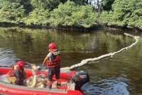Autoridades colocaron una barrera para impedir que el derrame de combustible llegue hacia otras zonas. 