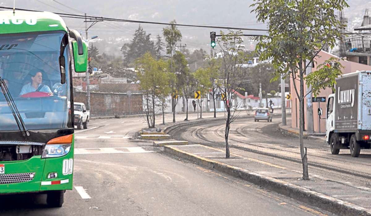 Habitantes y conductores de las parroquias nororientales de Quito, entre ellas Tumbaco, reclaman por el atraso de las obras de repavimentaci&oacute;n. Foto: &Aacute;lvaro P&eacute;rez / El Tel&eacute;grafo