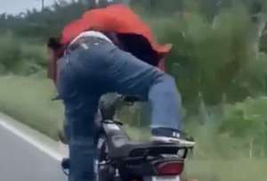 Motociclista hace maniobras en la vía de alta velocidad