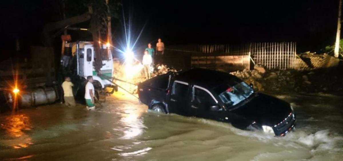 Desbordamiento del r&iacute;o Bir&oacute;n atrap&oacute; un veh&iacute;culo en Santa Rosa