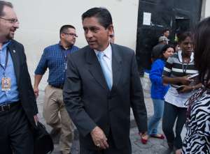 El asamble&iacute;sta Mauro Andino realiz&oacute; visit&oacute; a una de las internas de la c&aacute;rcel de El Inca. Foto: Marco Salgado/El Tel&eacute;grafo