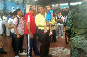 Dalton Narv&aacute;ez con su sobrina en brazos al momento de acercarse a sufragar. Foto: Karla Naranjo
