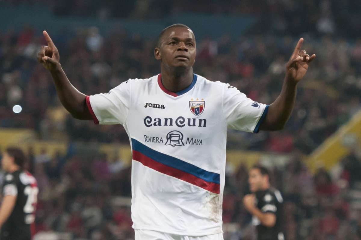 Narciso Mina podr&iacute;a jugar para los Albos