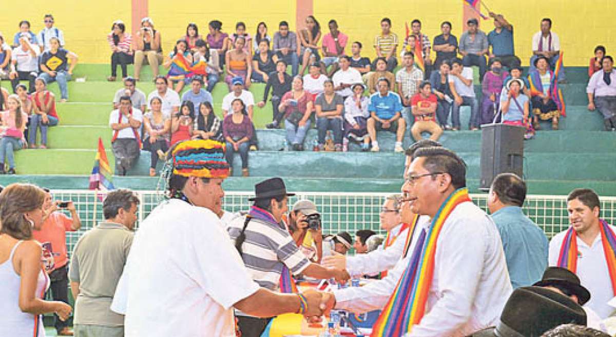 Miles de miembros de Pachakutik, entre ellos estudiantes universitarios, estuvieron presentes en el coliseo Jaime Rold&oacute;s, en Babahoyo. Foto: Jos&eacute; Mor&aacute;n / El Tel&eacute;grafo