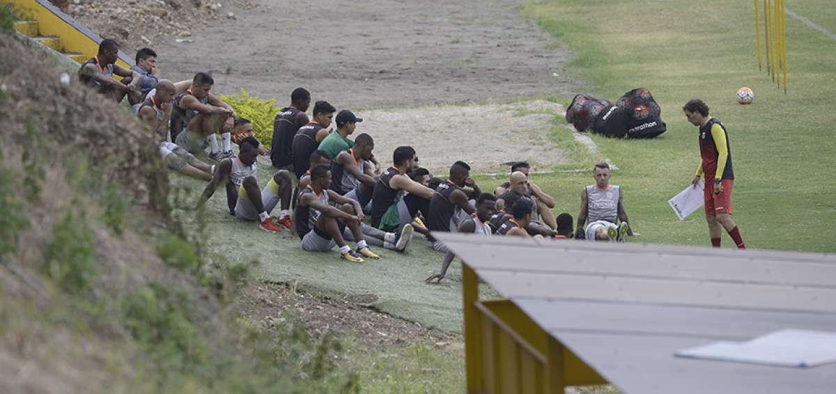 El t&eacute;cnico Guillermo Almada, antes del entrenamiento de ayer, tuvo un di&aacute;logo con la plantilla del equipo principal.