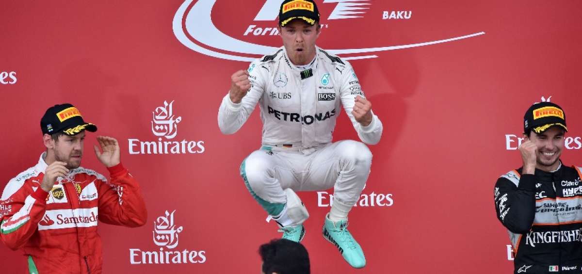 A Nico Rosberg (centro) lo acompa&ntilde;aron en el podio del Gran Premio de Bak&uacute; Sebastian Vettel (izq.) y Checo P&eacute;rez (der.). 