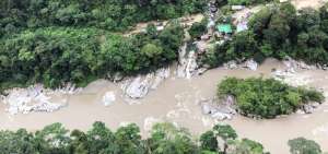 Imagen cedida por la Polic&iacute;a ecuatoriana y tomada desde un helic&oacute;ptero que muestra un tramo del rio donde se realiza la b&uacute;squeda del estudiante espa&ntilde;ol Manuel Tundidor Cabral, cerca de Misahuall&iacute; (Ecuador).