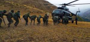 Militares rescatados en la comunidad de Nizag, en la provincia de Chimborazo.