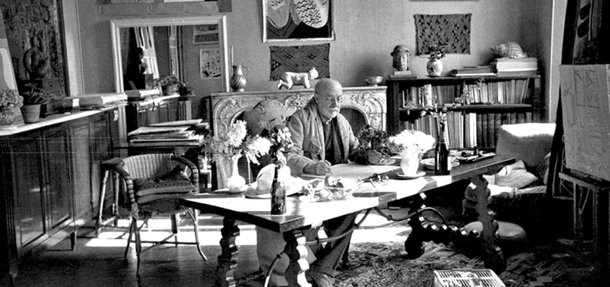 Matisse en su estudio, rodeado de objetos de valor de todas partes del mundo que influenciaron su obra