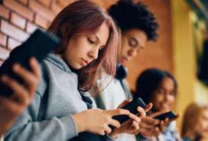 Europa estudia nuevas reglas para proteger a menores en plataformas digitales