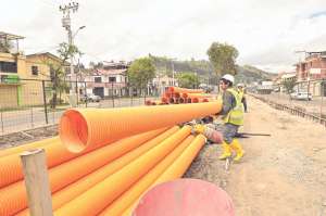 Aument&oacute; el personal que trabaja en los distintos frentes donde se construyen las obras para el tranv&iacute;a. Foto: Jos&eacute; Luis Llivisaca / El Tel&eacute;grafo.