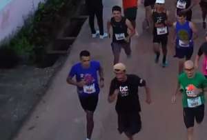 Un hombre en estado de embriaguez participó de una carrera, llegó a la meta y ahora entrena sobrio porque quiere ser atleta.