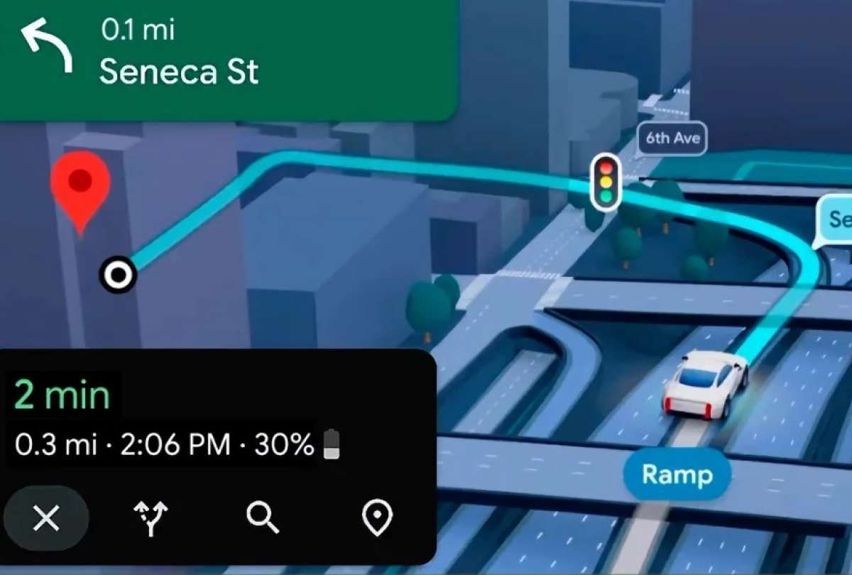 Composici&oacute;n de tres fotograf&iacute;as cedidas este 12 de mayo por Google que muestra perspectivas de la funci&oacute;n denominada 'Live Lane Guidance' ('gu&iacute;a de carril en vivo'), que utiliza la c&aacute;mara frontal del autom&oacute;vil para analizar el entorno en tiempo real y anunciar el momento id&oacute;neo para cambiar de carril, en Nueva York.