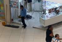 El centro comercial es custodiado por la Policía.