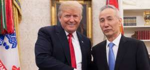 El presidente de Estados Unidos, Donald Trump, y el viceprimer ministro de la Rep&uacute;blica Popular de China, Liu He, en una reuni&oacute;n en 2018.