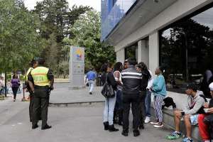 Familiares de las v&iacute;ctimas se concentraron en la Unidad de Flagrancias en Quito. Foto: Miguel Jim&eacute;nez / EL TEL&Eacute;GRAFO